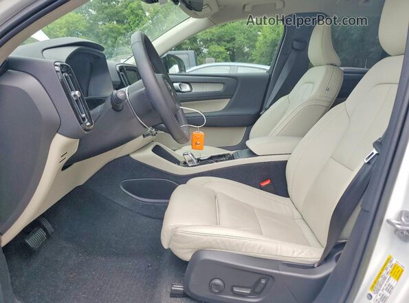 YV4L12UX0P2937438 2023 VOLVO XC40 White წინა სალონის ხედი