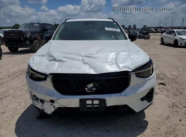 YV4L12UX2P2977293 2023 VOLVO XC40 White Vista frontal