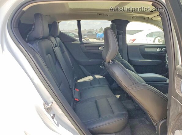 YV4L12UX2P2977293 2023 VOLVO XC40 White Vista interior trasera