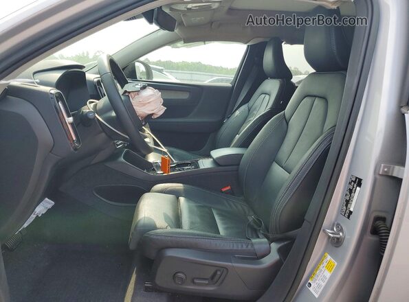 YV4L12UX6P2062494 2023 VOLVO XC40 Silver Widok wnętrza z przodu
