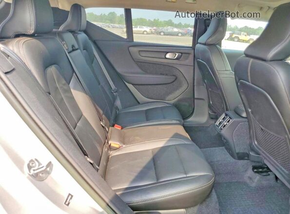 YV4L12UX6P2062494 2023 VOLVO XC40 Silver Widok wnętrza z tyłu
