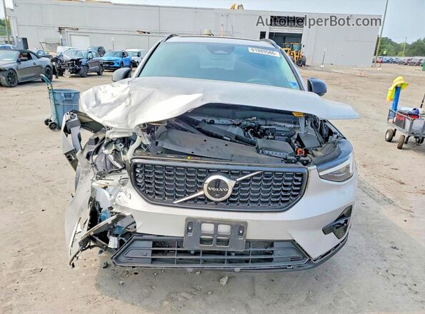 YV4L12UX6P2062494 2023 VOLVO XC40 Silver Widok z przodu