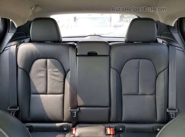YV4L12UX6P2062494 2023 VOLVO XC40 Silver Widok tylnych siedzeń