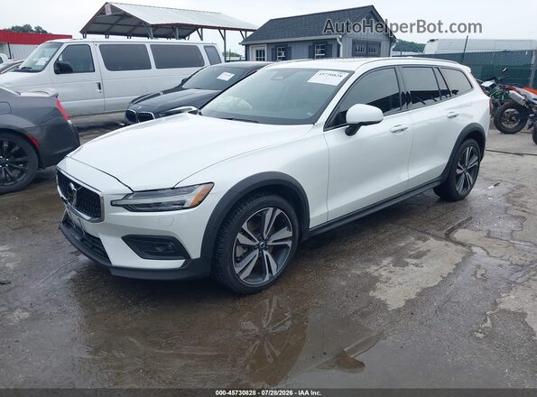 YV4L12WZ9P2107846 2023 VOLVO V60 CROSS COUNTRY White Przód lewy