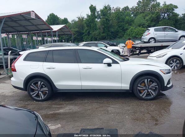 YV4L12WZ9P2107846 2023 VOLVO V60 CROSS COUNTRY White Widok wnętrza z tyłu