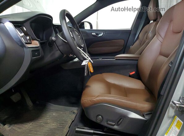 YV4M12RC4S1074913 2025 VOLVO XC60 Gray Widok wnętrza z przodu