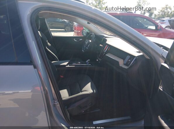 YV4M12RC5T1382450 2026 VOLVO XC60 Gray Vista interior delantera