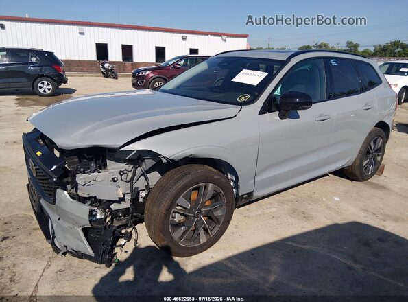 YV4M12RC5T1382450 2026 VOLVO XC60 Gray Vista tres cuartos delantera izquierda