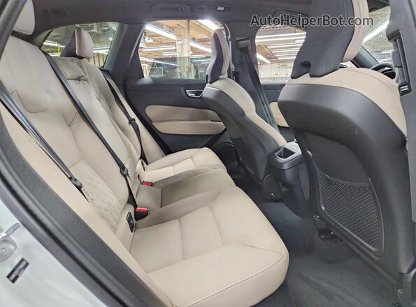 YV4M12RC7T1464535 2026 VOLVO XC60 White Սալոնի հետևի տեսք