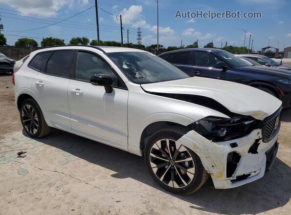 YV4M12RC9T1497343 2026 VOLVO XC60 Белый Передняя правая четверть