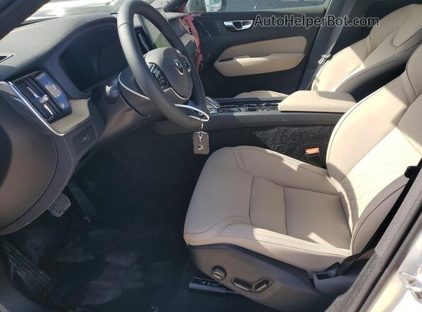 YV4M12RC9T1497343 2026 VOLVO XC60 Белый Вид салона спереди