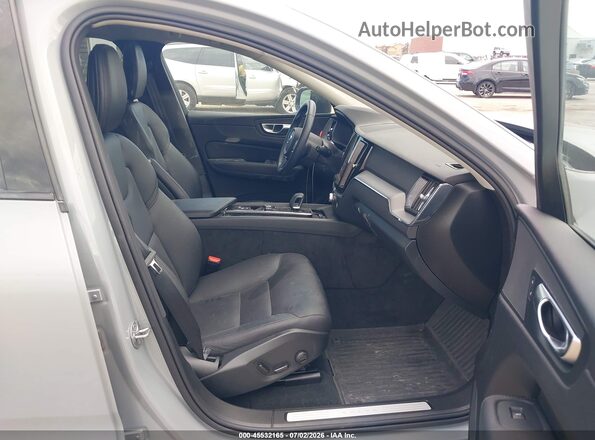 YV4M12RJ0S1117917 2025 VOLVO XC60 Gray Vista interior delantera
