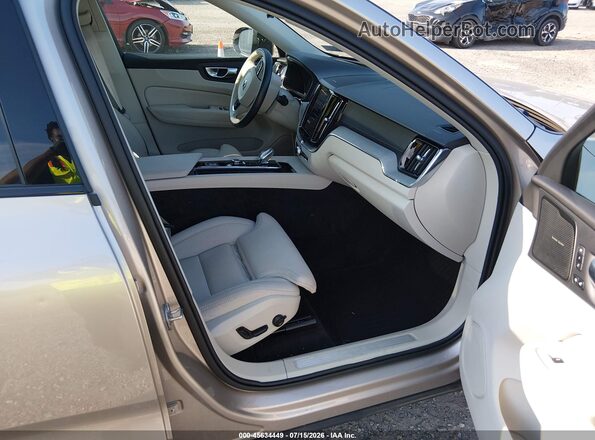 YV4M12RMXS1159666 2025 VOLVO XC60 Champagne Вид салону спереду