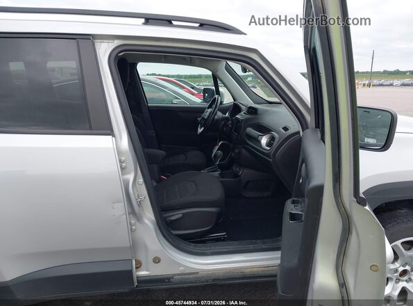 ZACCJBBB7JPH68946 2018 JEEP RENEGADE Серебряный Вид салона спереди