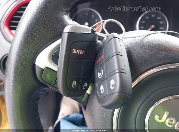 ZACCJBCB0HPF11328 2017 JEEP RENEGADE Желтый Вид панели приборов