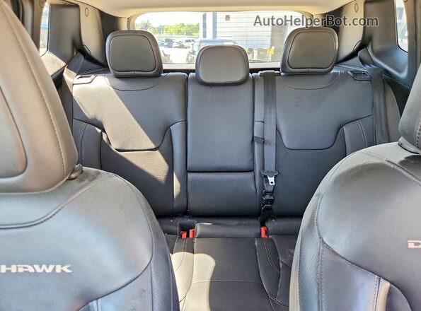 ZACCJBCB6HPE76469 2017 JEEP RENEGADE White Widok tylnych siedzeń