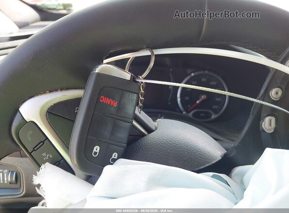 ZACNJABB0LPL52160 2020 JEEP RENEGADE Красный Вид панели приборов