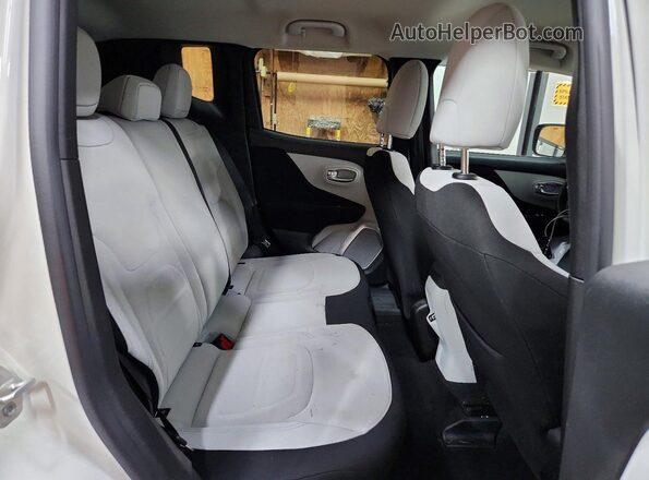 ZACNJBBB1KPJ78667 2019 JEEP RENEGADE White უკანა სალონის ხედი