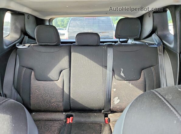ZACNJDB12PPP44622 2023 JEEP RENEGADE White Widok tylnych siedzeń