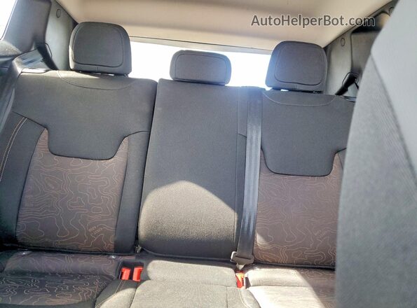 ZACNJDB17PPP68088 2023 JEEP RENEGADE Red Vista de los asientos traseros