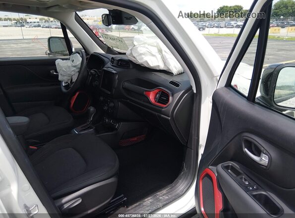 ZACNJDC19PPP19120 2023 JEEP RENEGADE Белый Вид салона спереди