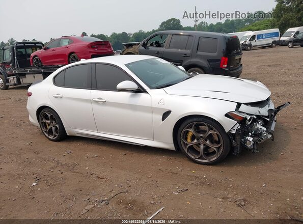 ZARFAEAV2H7544927 2017 ALFA ROMEO GIULIA Белый Вид задней части салона