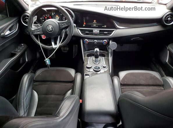 ZARFAEAV2H7547696 2017 ALFA ROMEO GIULIA Red Vista del salpicadero