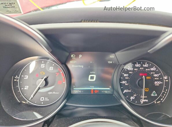 ZARFAEAV2H7547696 2017 ALFA ROMEO GIULIA Red Vista del cuadro de instrumentos