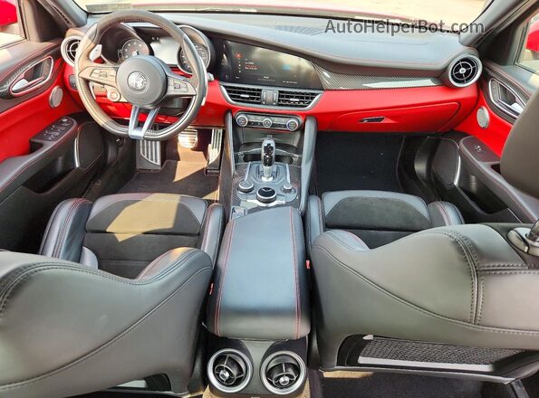 ZARFAEAV9J7592849 2018 ALFA ROMEO GIULIA Red Vista del salpicadero