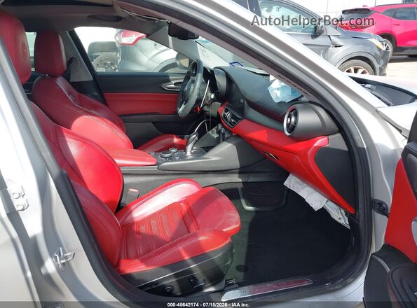 ZARFAECN3J7580788 2018 ALFA ROMEO GIULIA Серебряный Вид салона спереди
