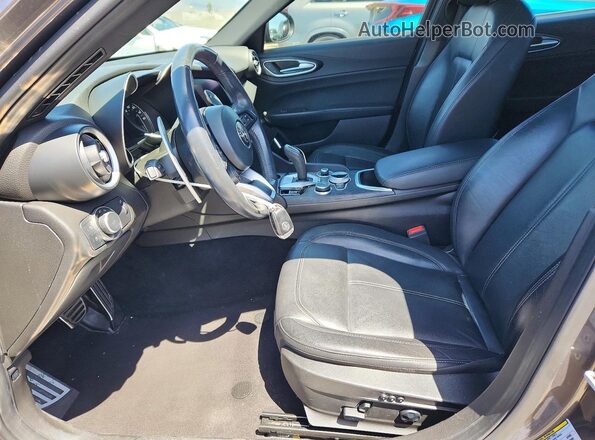 ZARFAMAN2N7654057 2022 ALFA ROMEO GIULIA Серебряный Вид салона спереди