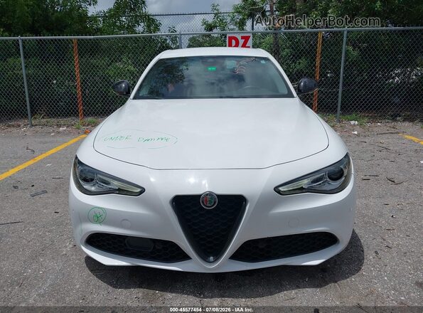 ZARFAMAN9M7644317 2021 ALFA ROMEO GIULIA White Widok zestawu wskaźników