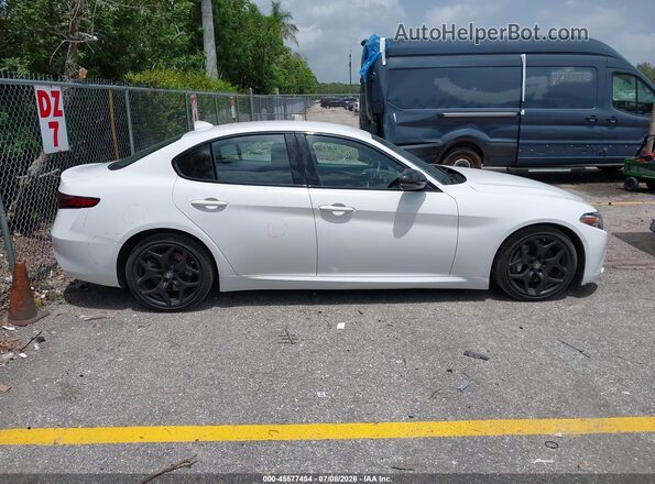 ZARFAMAN9M7644317 2021 ALFA ROMEO GIULIA White Widok wnętrza z tyłu