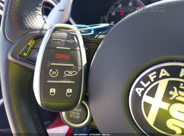 ZARFANBN5N7652811 2022 ALFA ROMEO GIULIA Red Widok deski rozdzielczej
