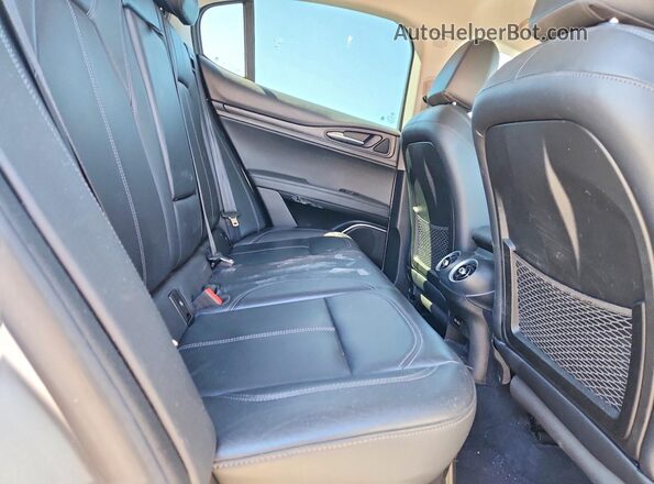 ZASFAKAN4J7B78197 2018 ALFA ROMEO STELVIO Silver Вид задньої частини салону