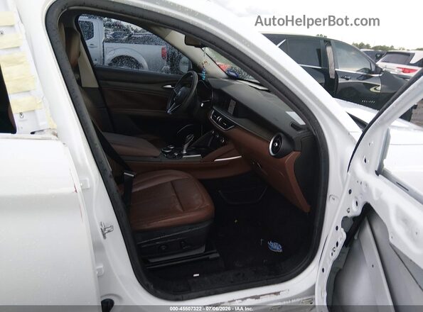 ZASFAKBN8J7B80694 2018 ALFA ROMEO STELVIO White Вид салону спереду
