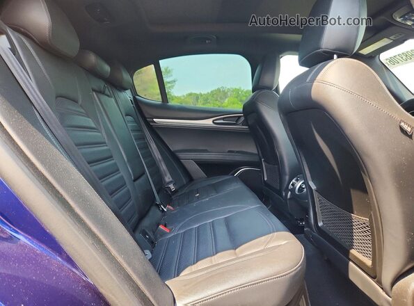 ZASFAKNN1J7B66924 2018 ALFA ROMEO STELVIO Blue Vista interior trasera