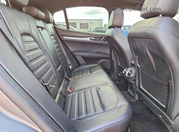 ZASFAKNN3J7C10647 2018 ALFA ROMEO STELVIO Серебряный Вид задней части салона