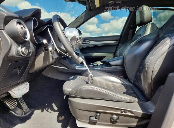 ZASFAKNN3J7C10647 2018 ALFA ROMEO STELVIO Серебряный Вид салона спереди