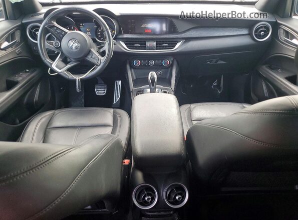 ZASPAJAN3P7D59704 2023 ALFA ROMEO STELVIO Silver Widok deski rozdzielczej