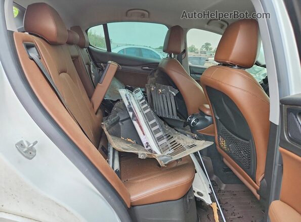 ZASPAKBN1L7C87772 2020 ALFA ROMEO STELVIO White Widok wnętrza z tyłu