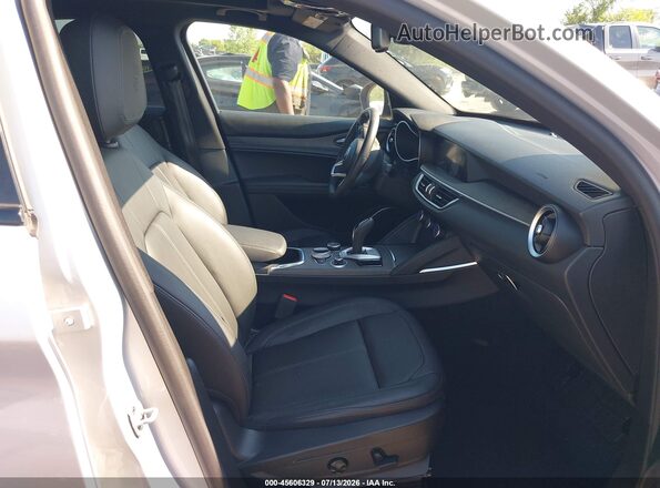 ZASPAKBN1N7D48394 2022 ALFA ROMEO STELVIO Серый Вид салона спереди