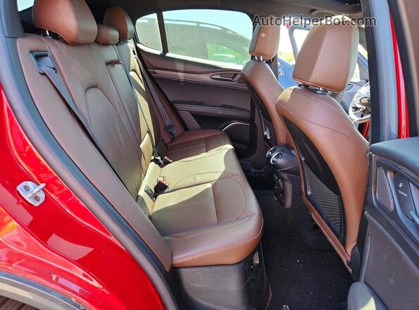 ZASPAKBN3P7D50537 2023 ALFA ROMEO STELVIO Red Widok wnętrza z tyłu
