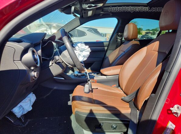 ZASPAKBN3P7D50537 2023 ALFA ROMEO STELVIO Red Widok wnętrza z przodu