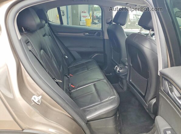 ZASPAKBN5K7C45149 2019 ALFA ROMEO STELVIO Tan Widok wnętrza z tyłu