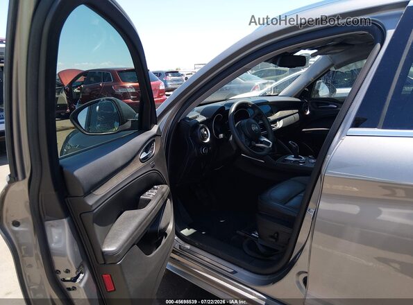 ZASPAKBN9M7D09731 2021 ALFA ROMEO STELVIO Gray Вид салону спереду