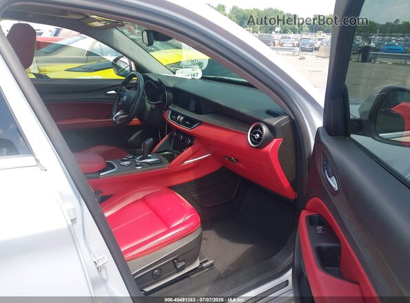 ZASPAKBNXM7D14257 2021 ALFA ROMEO STELVIO Light Blue Vista interior delantera