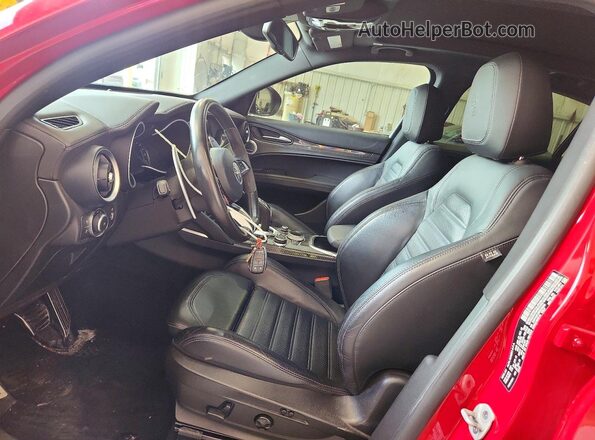 ZASPAKEVXN7D29600 2022 ALFA ROMEO STELVIO Red Вид салону спереду