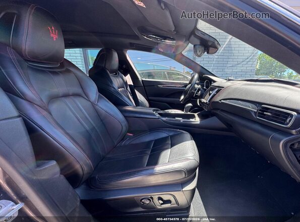 ZN661YUS3JX269795 2018 MASERATI LEVANTE Коричневый Вид салона спереди