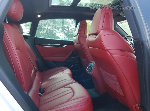 ZN661YUS7JX298524 2018 MASERATI LEVANTE White Rear interior view